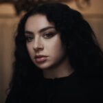 Charli XCX „Cleavage“ atsidūrė naujoje, geriausioje nuotraukoje